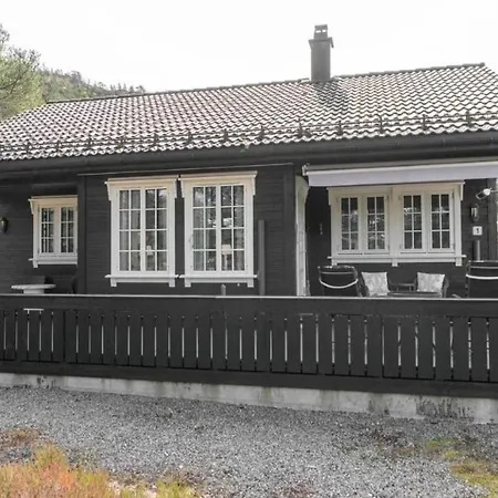 Nyaraló Mountain In Bruvikdalen
